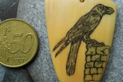 Trollschmiede-11_Scrimshaw-auf-Mammutstoßzahn